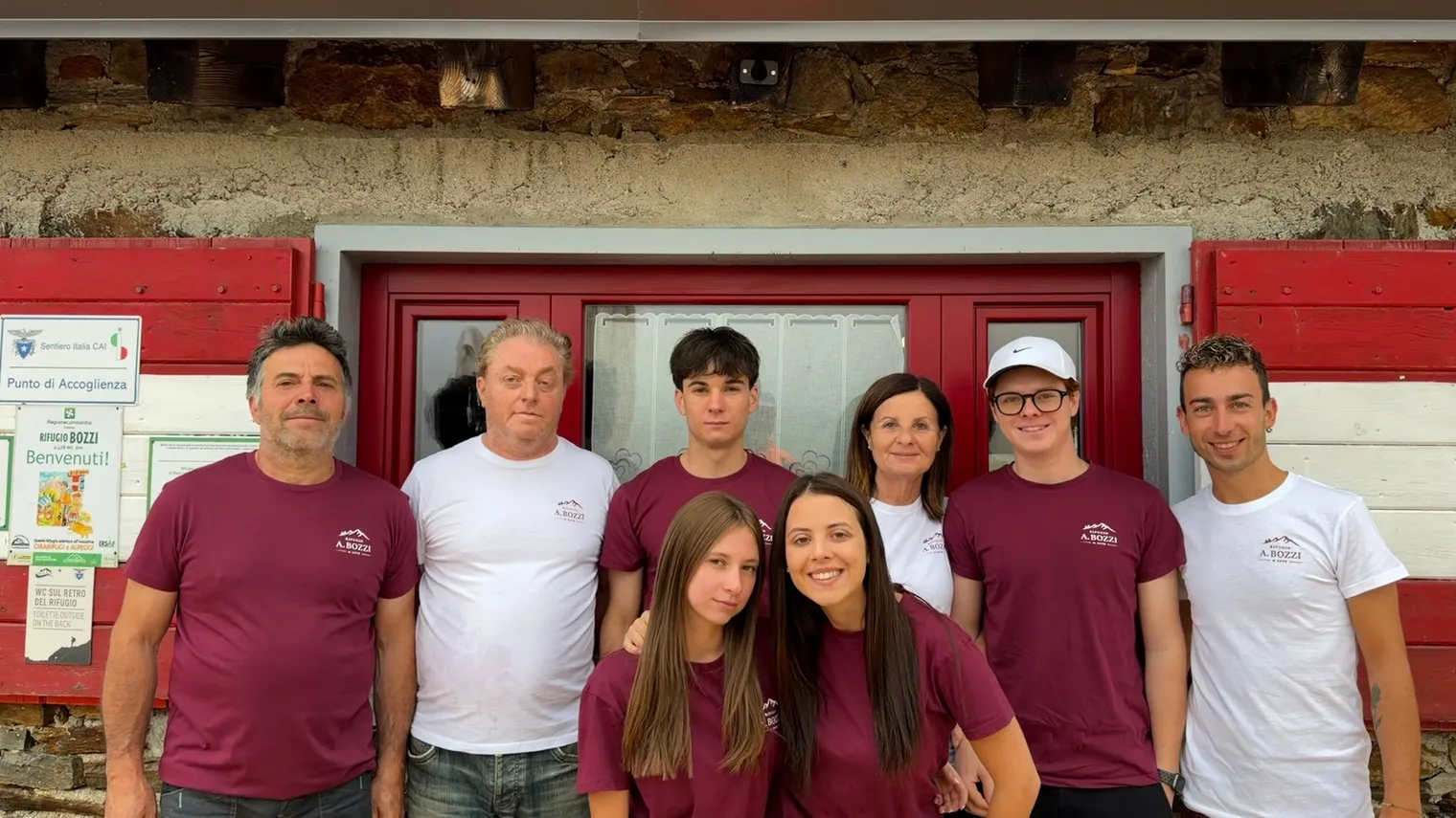 La famiglia Carganico e la squadra del rifugio davanti all'ingresso del Bozzi