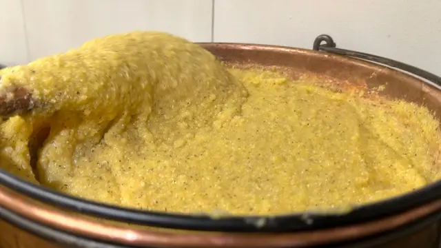Polenta mescolata nel paiolo di rame